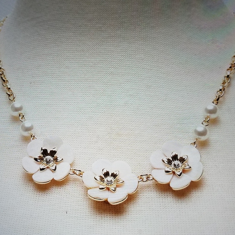 🛑SOLD🛑 NWT Mother of Pearl Flower Necklace - Picture 3 of 3